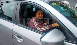 Apa yang menariknya, beberapa buah kereta telah berjaya mengepung lelaki tersebut sehingga dia tidak dapat menggerakkan kereta. Wanita Drebar Peribadi
