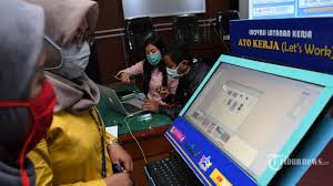 Pustakawan harus memeras keringat untuk mengadakan pemilihan buku. Mohon Maaf Ikut Program Kartu Prakerja Tak Jamin Peserta Bisa Dapat Pekerjaan Tribunnews Com Mobile