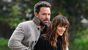 Πριν από λίγο καιρό ο ben affleck και η jennifer garner οριστικοποίησαν το διαζύγιό τους μετά από έναν διετή χωρισμό, ένα σκάνδαλο με μια γκουβερνάντα, την αποτοξίνωση του ben, τρία παιδιά και 10 χρόνια κοινού βίου. Mpen Aflek Tzenifer Gkarner To Telos Mias Yperoxhs Sxeshs Flix