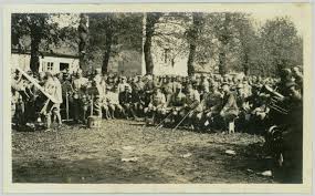 Pierre est allé chez son copain. Photographie Montrant Une Foule De Soldats Francais Officiers Assis Et Orchestre