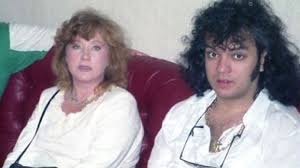 Her career started in 1965 and continues to this day, even though she does not give live performances anymore. Modnaya Alla Pugacheva Iz 90 H Vyzvala Razocharovanie