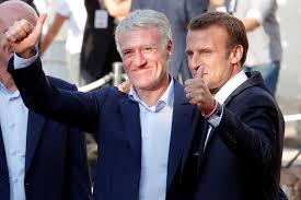 » retrace le parcours haletant et romanesque d'un businessman. Bernard Tapie Didier Deschamps Celui Que L On A Envie D Avoir Comme Fils