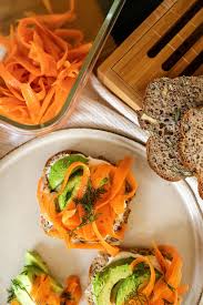 Vegane Brotzeit Karotten Lachs Rezept Mit Selbstgebackenem Dinkelbrot Kleidermadchen Fashion Beauty Interior Und Food Blog Aus Sachsen Und Thuringen In 2020 Lachs Rezept Rezepte Leckere Vegane Rezepte