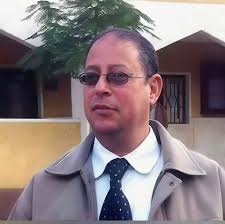 قامت الاستاذة الفاضلة...