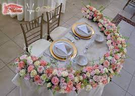 ¡realmente los arreglos para mesa de boda tienen el lugar más privilegiado de la decoración de la fiesta! Mesa De Novios Mesa De Los Novios Mesas De Boda Arreglos Para Boda