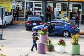 Dizide 1980'lerde guadalajara karteli için çalışan kötü şöhretli uyuşturucu kralı el chapo'nun 1990'lardaki güce yükselişine ve 2016'daki büyük düşüşüne kadar geçen hayatına bir. Mexico Releases Video Showing Moment Military Faced El Chapo S Son Amid Deadly Violence Abc News