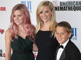 Reese witherspoon celebrates legally blonde's 20th anniversary: Watch Reese Witherspoon S Son Hilariously Teach Her Tiktok Dance Moves