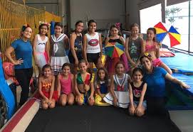 O salto feminino é mais uma prova em que simone biles leva enorme vantagem sobre suas adversárias. Turminhas De Hoje Bom Bello Salto Ginastica Artistica Facebook
