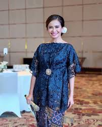 Model kebaya brokat untuk orang gemuk ini memang selalu bisa diandalkan untuk menutupi tubuhmu. Model Kebaya Modern Lengan Pendek Untuk Wanita Gemuk Belajar