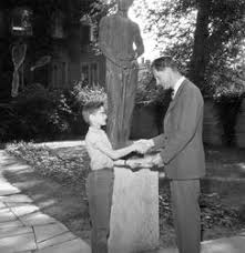 Avteckning av Ronnie Petersons staty, före avteckningen. Fr.v. 3:e Ted Björk.  -Örebro läns museum
