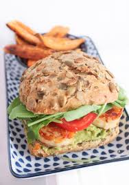 Avocado Halloumi Burger Mit Susskartoffel Pommes Tschaakii S Veggie Blog Rezept Halloumi Susskartoffel Pommes Vegetarisch Kochen