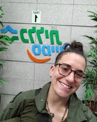 הלכתי לרופא שיניים כי לפני שבוע בערך הייתי אצל שיננית והיא צעקה עליי שאני  לא מצחצחת טוב ושעד גיל 40 לא יהיו לי שיניים בחישוב מהיר יש לי עוד 15 שנות  שיניים