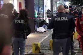 Stando a quanto emerso dalle informazioni per ora trapelate, gli agenti della polizia di stati sarebbero intervenuti a seguito di una tentata rapina ai danni di tre. Sparatoria A Fuorigrotta Un Morto Foto