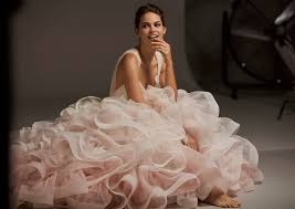 Vieni a scoprire tutti i modelli nel nostro atelier. Pazza Idea Gli Abiti Da Sposa 2020 Pronovias