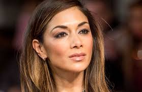 Nicole flaunts her fit physique in a purple sports bra and athleisure leggings. Nicole Scherzinger Und Der Funf Jahre Alte Song
