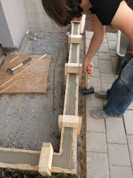 Beton In Schalung Verdichten In 2020 Schalung Betonschalung Gartenmauer