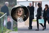 Urna s popelem bude uložena v rodinné hrobce v brně, zádušní mše pro veřejnost a další přátele bude zorganizována po ukončení současné krizové situace. Prave Ted Pohreb Evy Pilarove 80 Truchli Manzel I Vdova Po Nekonecnem Poprask