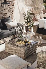 Veranda Al Sole Lo Stile Rustico Mediterraneo Si Mischia Ad Elementi Moderni Come Il Rat Arredamento Giardino Vimini Divano Esterno Arredamento Entrata Casa