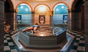 Il bagno turco è un trattamento idroterapico, ossia che utilizza l'acqua e i suoi benefici come l'idromassaggio, più precisamente un bagno di vapore. A Istanbul Il Vero Bagno Turco