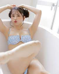 日向すずさんのインスタグラム写真 - (日向すずInstagram)「夏、楽しむのもとっても素敵なことだけど、  暑すぎるからしっかり休むのも大切に🌈🤍 みんなにとって健康的でハッピーな 夏🌻になりますように¨̮♡︎ 私は相変わらず暑いのが苦手です（っ '  ᵕ ' ｃ） でも毎年 ...
