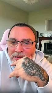 I need some one beside me I don't mind the age dear just say I love you  💕💕💕💕💕