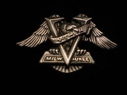Afin de customiser tous vos vêtements favoris, votre machine ou votre casque, nous vous proposons un large choix de patchs, stickers et pin's de qualité, de toutes tailles. Vintage Harley Davidson Pin Eagle V Twin Etsy