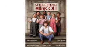 È la seconda pellicola che vede alla regia alessandro siani, dopo il successo al botteghino de il principe abusivo, uscito a gennaio del 2013. Si Accettano Miracoli Viaggio Nei Luoghi Del Film Di Alessandro Siani Cancelloedarnonenews