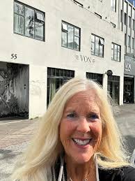 Room couples in front of the hotel rees, 20 min walk from the center with  long stay parking for bus very serca Firewood included