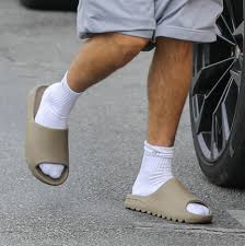 Je rentre dans l'appart cagoulé ganté. Justin Bieber W Klapkach I Bialych Skarpetkach Wyznacza Trendy