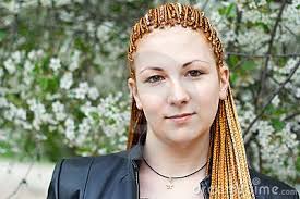 La tresse africaine ou coiffure tressée est liée à l'histoire de la diaspora africaine, aux antilles et en amériques. Jeune Beau Femme Avec Les Tresses Africaines Thumb12239304 Des Boucles Et Des Couleurs Bluehairss Photos Club Doctissimo