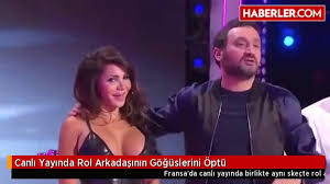 Canlı Yayında Rol Arkadaşının Göğüslerini Öptü