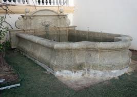 Bassin De Nage En Pierre De Taille Avec Fronton Sculpte Et Tete De Bacchus Bassin De Nage Bassin De Jardin Fontaine Pierre