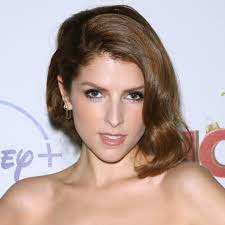 Form an orderly queue, gents. Anna Kendrick Popsugar Me