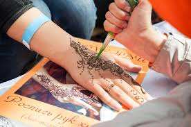 Jika anda tidak belajar mandiri mulai sekarang, kelak anda akan merasa kesulitan saat. Tradisi Pemasangan Hena Dalam Pernikahan Tradisional Di Indonesia National Geographic