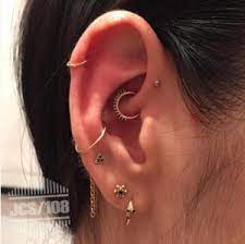 Fashion For Your Ears Make A Statement In Multiple Ear Piercings Slasher Cute Ear Piercings Piercings Earings Piercings