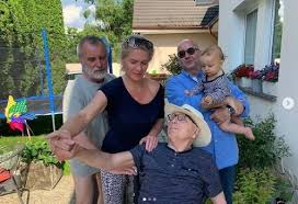 Věk olga menzelová je manželkou herce a režiséra jiřího menzela, jemuž porodila dceru annu karolínu. Vdova Po Slavnom Menzelovi Dalsie Dieta Toto Je Jej Utajovany Syn Topky Sk