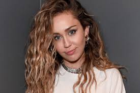 Miley Cyrus se corta el pelo como su papá ¡y a sus fans no les gusta!