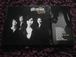 Ruhig und königlich liegst du hier vor mir deine anmut ist schon zu sehn von hier du wirst sie nie verlieren ich war so lange weg, das trägst du mir nicht nach. Silbermond Nichts Passiert 2009 Discbox Slider Cd Discogs