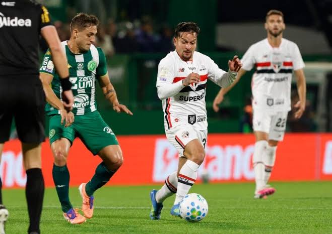S&atilde;o Paulo perde para a Chapecoense e chega a 10 jogos sem vencer