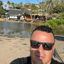 Bernardo Lopes, cuando apenas tenía un año de edad, vertió encima suyo una  cacerola con agua hirviendo sobre toda su cara y su cuerpo. Los médicos  dudaban sobre si lograría sobrevivir, hasta