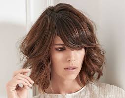 Ecco un mosso lieve, quasi allentato, che ricorda le onde che si ottengono con l' . Il Taglio Di Capelli Medio Piu Di Tendenza Per L Inverno 2018 2019 Avada Barber Shop