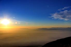 Yah biasa sendiri cuma ditemenin sama si lion ini kalo lagi ngadem tempat yang cocok buat yang pengen nunggu sunset dengan murah meriah tapi pengen rasain horor boleh deh ke makam cina gunung sempu. Top Merapi Dempo Sunrise Bukit Barisan Background Pemandangan Gunung