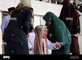 Lhokseumawe, Indonesien. 5. Juli 2018. Frauen in der Schmerzen nach  Ausgepeitscht wird in der Öffentlichkeit. Aceh ist die einzige Provinz in  Indonesien, die öffentlich peitscht die Menschen für das Verletzen der  islamischen