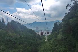 Namun jika ingin menaiki glass bottom cable car yaitu gondola dengan permukaan kaca transparan, harga tiketnya sebesar 50 ringgit.setelah mendapatkan tiket, kita dipersilakan memasuki. Naik Kereta Gantung Di Genting Highlands Alamasedy