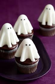 Muffins Dekorieren Fondant Lila Teller Halloween Deko Kleine Geiste Cupcakes Dekorieren Cupcakes Kuchen Dekorieren Videos