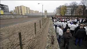 Dans la nuit du 9 novembre 1989, des milliers d'allemands de l'est et de l'ouest se pressent le long du mur de berlin qui divise la ville depuis 28 ans. Le Mur De Berlin En Chiffres Ladepeche Fr