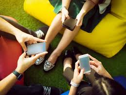 A los 11 años, 9 de cada 10 niños han visto porno en el móvil: cómo evitar  el acceso de los más pequeños