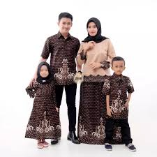 Siapkan budget tersendiri untuk baju lamaran jika anda saat ini, baju lamaran yang menjadi favorit banyak pasangan adalah baju lamaran batik, baju lamaran couple hijab, dan baju lamaran hijab. Baju Batik Keluarga 1 Set Ortu Anak Model Terbaru 2021 Seragam Kondangan Gunungan Sarimbit Couple Keluarga Lazada Indonesia