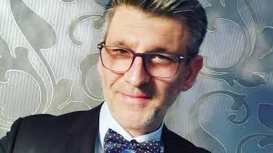 Pénteken ugyanis lezuhant egy padlás tetejéről, négy métert esett. Karasz Robert Nlc