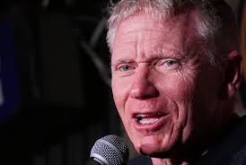 Des Bishop is INCREDIBLE! It's hard to find a guy with this kind of stage  presence anywhere in comedy! Such a funny, down to earth guy with a killer  hour of hilarious